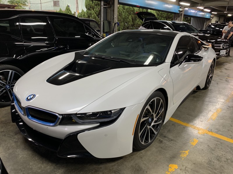 BMW i8 Coupé  電能 汽油  混合動力跑車